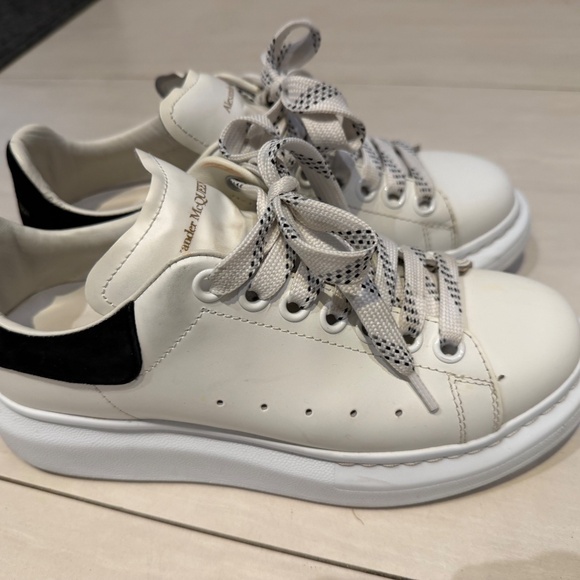 Alexander McQueen - Picture 2 of 4